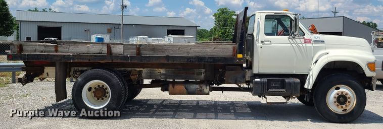 image for item IC9774 1995 Ford F800  flatbed truck