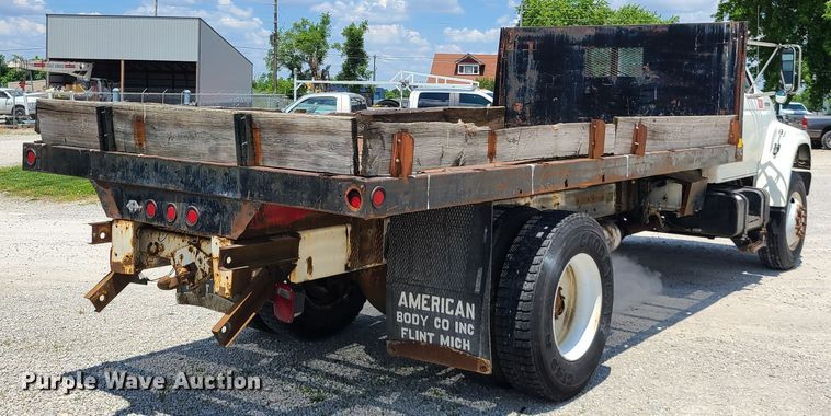 image for item IC9774 1995 Ford F800  flatbed truck