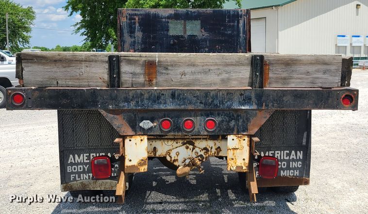 image for item IC9774 1995 Ford F800  flatbed truck