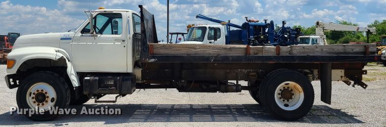 image for item IC9774 1995 Ford F800  flatbed truck