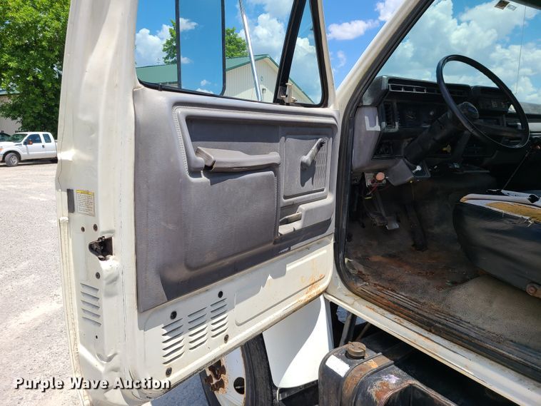 image for item IC9774 1995 Ford F800  flatbed truck