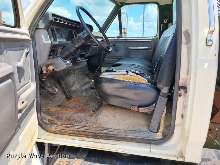 image for item IC9774 1995 Ford F800  flatbed truck