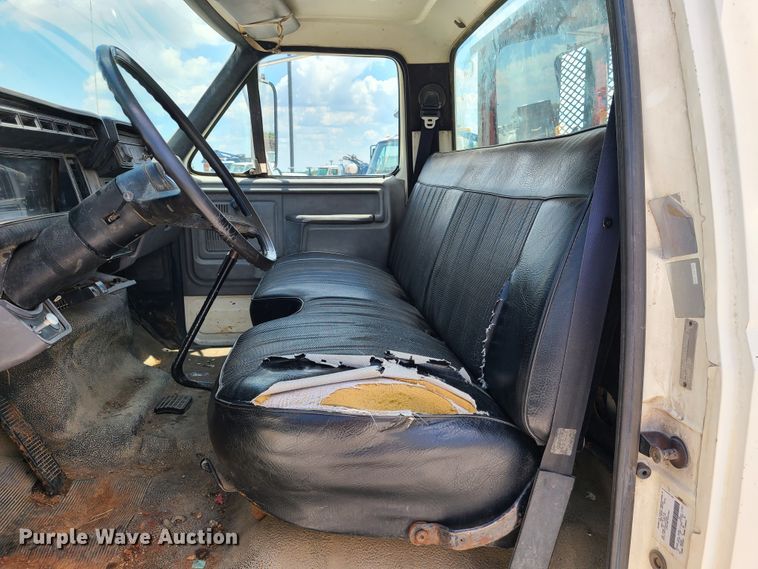 image for item IC9774 1995 Ford F800  flatbed truck