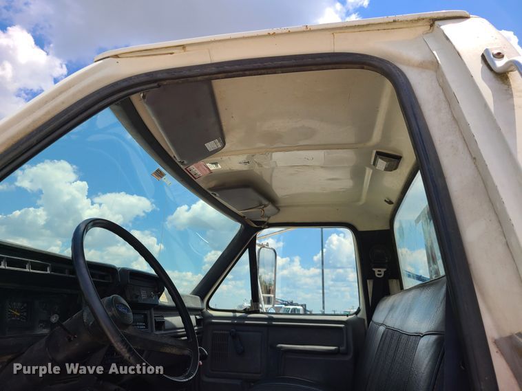 image for item IC9774 1995 Ford F800  flatbed truck