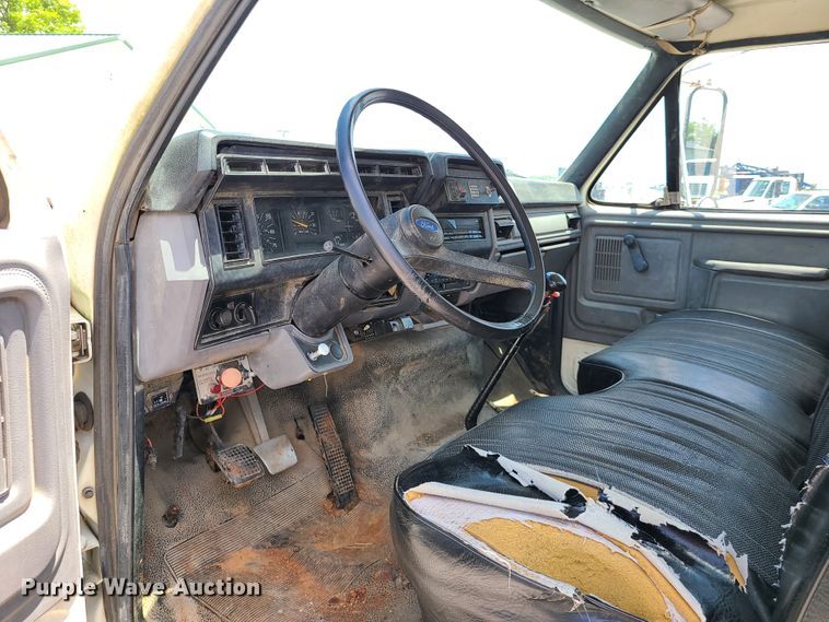 image for item IC9774 1995 Ford F800  flatbed truck