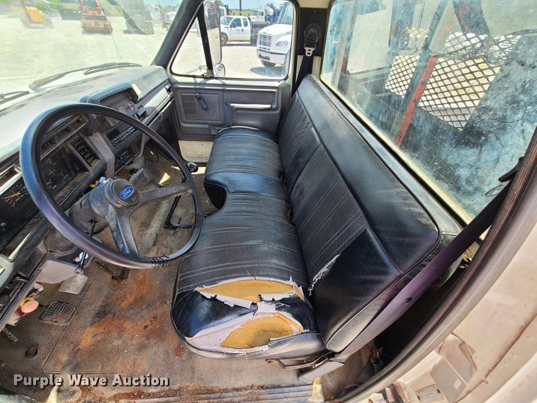 image for item IC9774 1995 Ford F800  flatbed truck