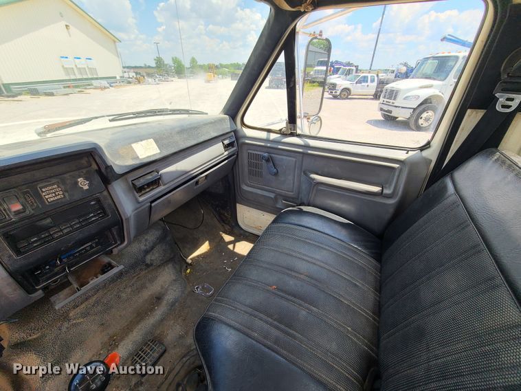 image for item IC9774 1995 Ford F800  flatbed truck