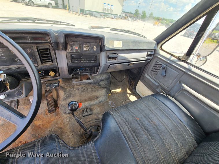 image for item IC9774 1995 Ford F800  flatbed truck