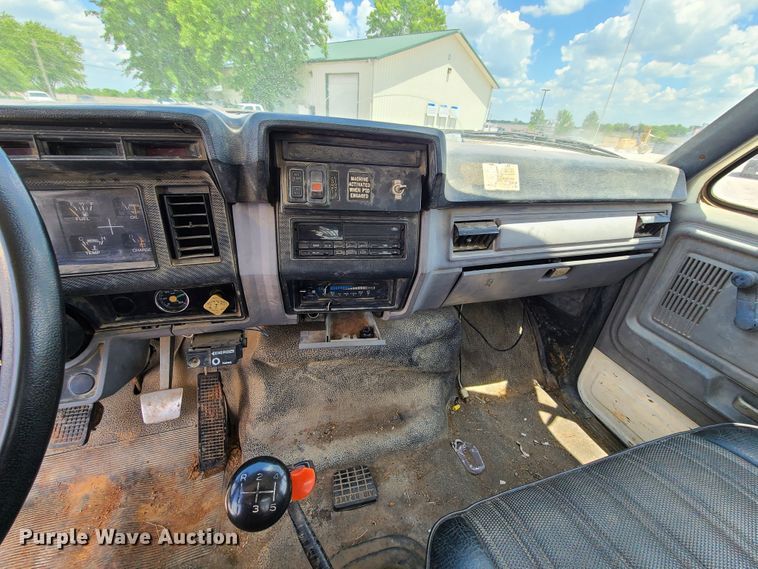 image for item IC9774 1995 Ford F800  flatbed truck