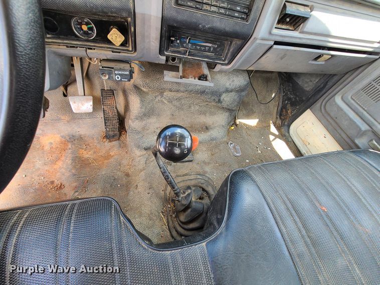 image for item IC9774 1995 Ford F800  flatbed truck