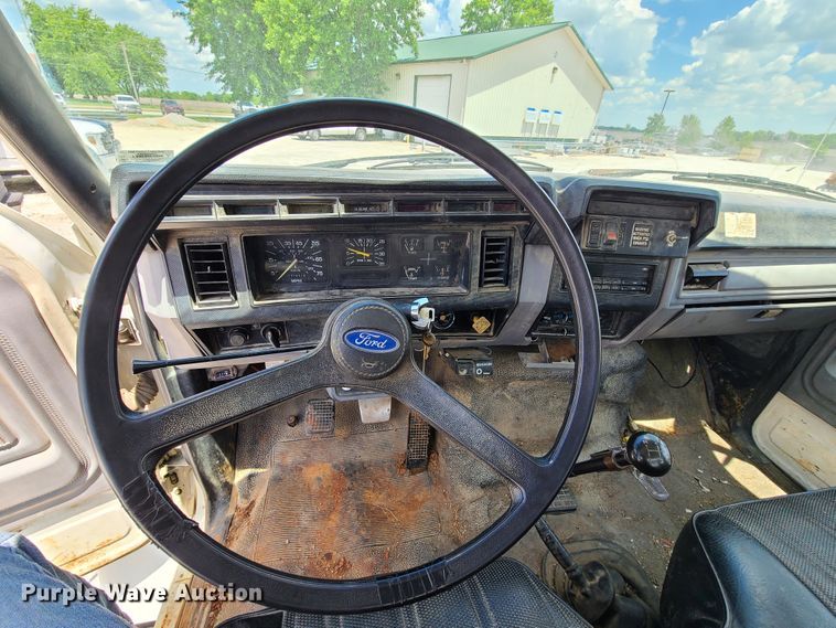 image for item IC9774 1995 Ford F800  flatbed truck