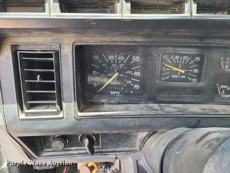 image for item IC9774 1995 Ford F800  flatbed truck