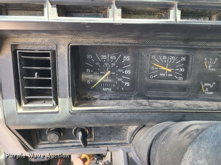 image for item IC9774 1995 Ford F800  flatbed truck