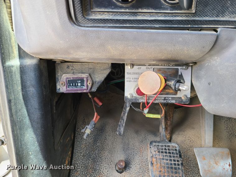 image for item IC9774 1995 Ford F800  flatbed truck