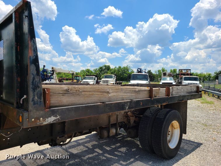 image for item IC9774 1995 Ford F800  flatbed truck