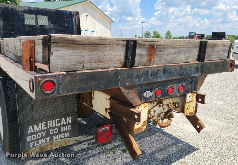 image for item IC9774 1995 Ford F800  flatbed truck