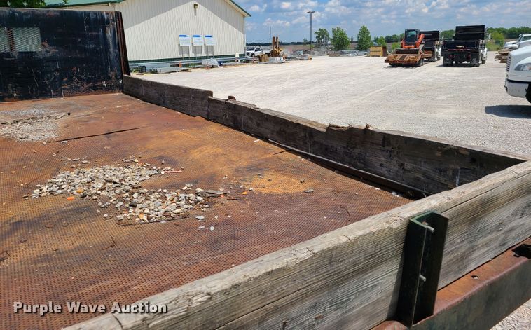 image for item IC9774 1995 Ford F800  flatbed truck