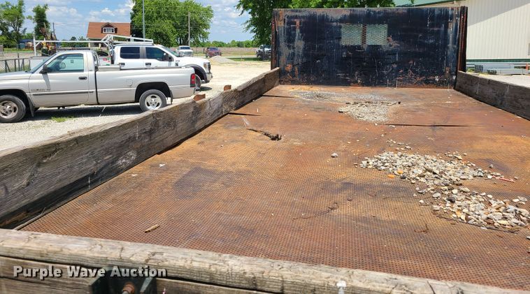 image for item IC9774 1995 Ford F800  flatbed truck