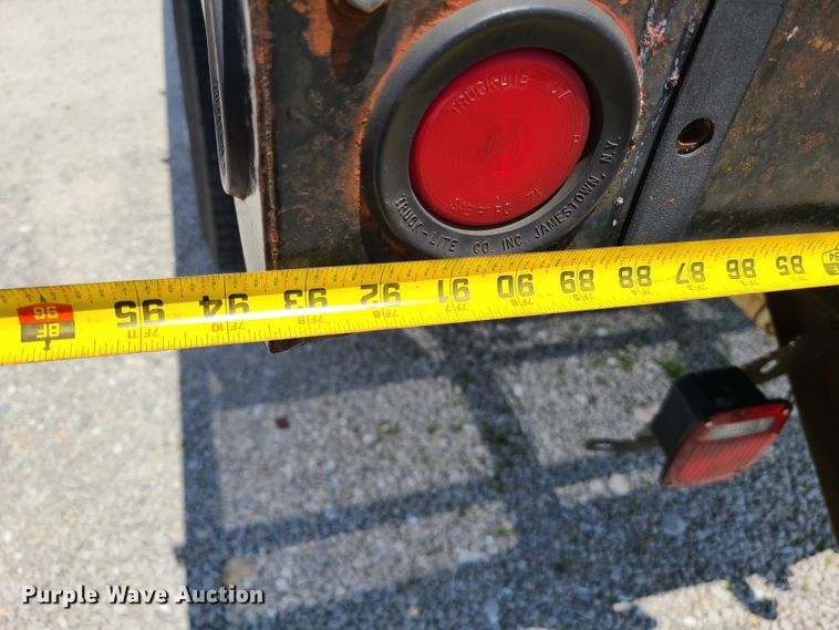 image for item IC9774 1995 Ford F800  flatbed truck