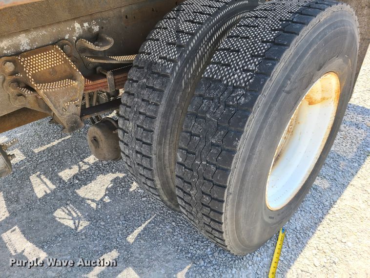 image for item IC9774 1995 Ford F800  flatbed truck