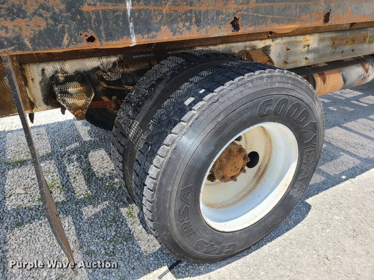 image for item IC9774 1995 Ford F800  flatbed truck