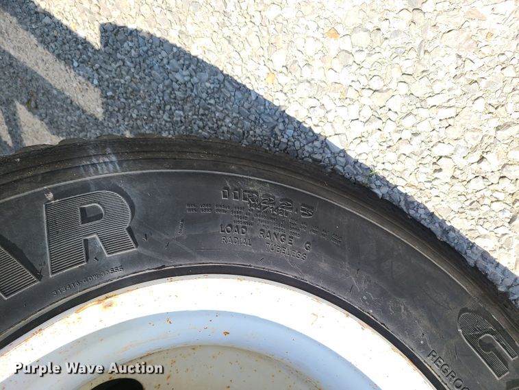 image for item IC9774 1995 Ford F800  flatbed truck