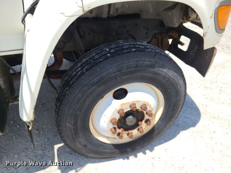 image for item IC9774 1995 Ford F800  flatbed truck