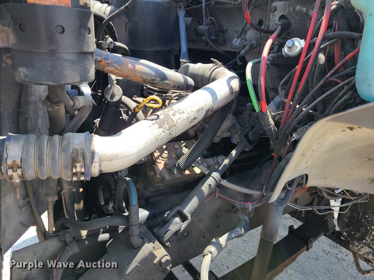 image for item IC9774 1995 Ford F800  flatbed truck