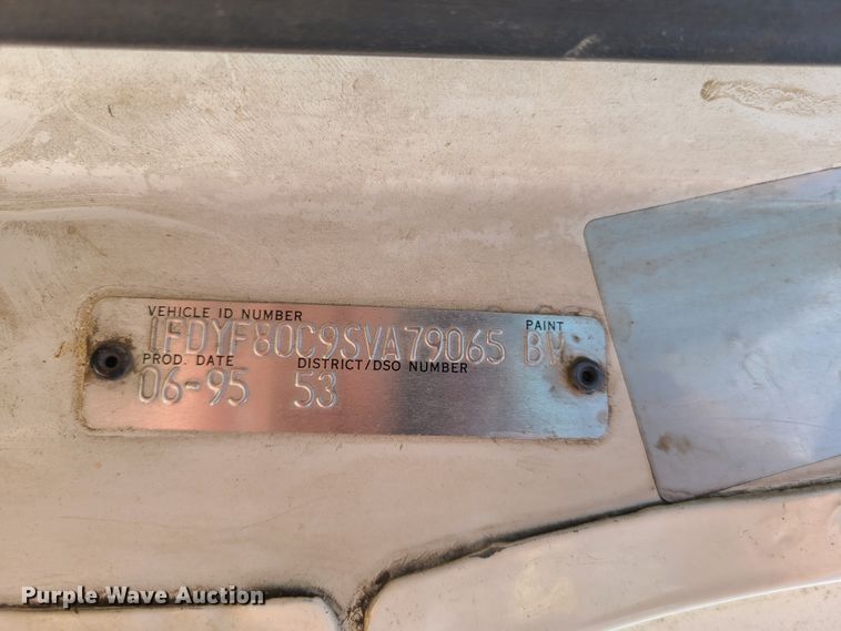 image for item IC9774 1995 Ford F800  flatbed truck