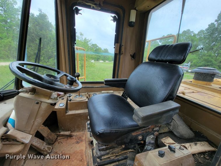 image for item IF9800 1994 Caterpillar 815B  soil compactor