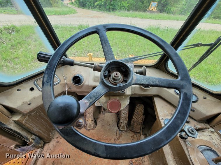 image for item IF9800 1994 Caterpillar 815B  soil compactor