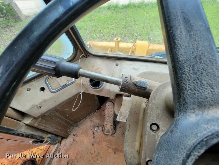 image for item IF9800 1994 Caterpillar 815B  soil compactor