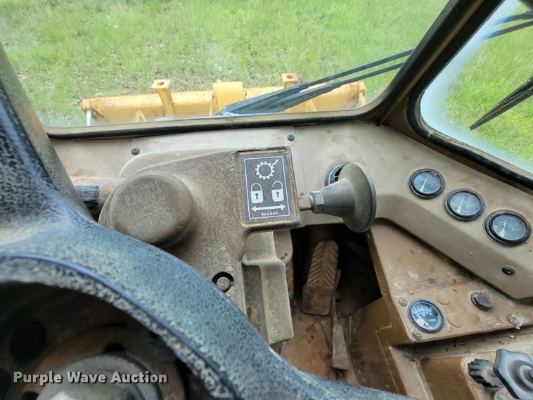 image for item IF9800 1994 Caterpillar 815B  soil compactor