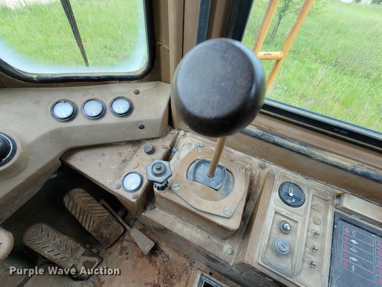 image for item IF9800 1994 Caterpillar 815B  soil compactor