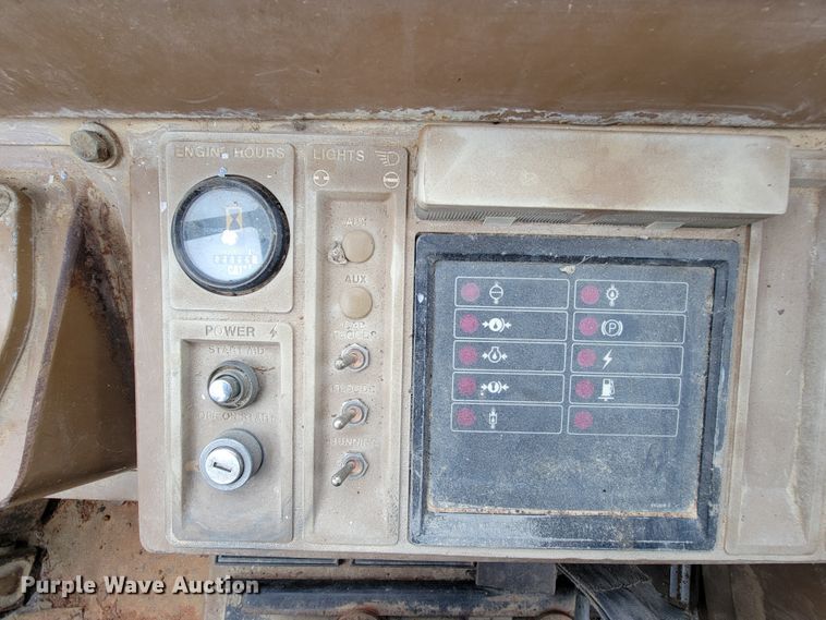 image for item IF9800 1994 Caterpillar 815B  soil compactor