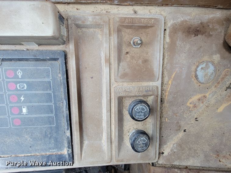 image for item IF9800 1994 Caterpillar 815B  soil compactor