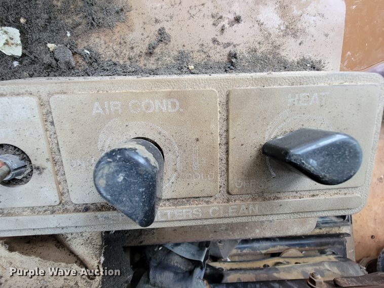 image for item IF9800 1994 Caterpillar 815B  soil compactor