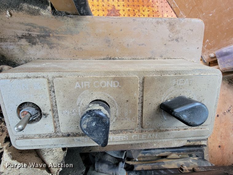 image for item IF9800 1994 Caterpillar 815B  soil compactor