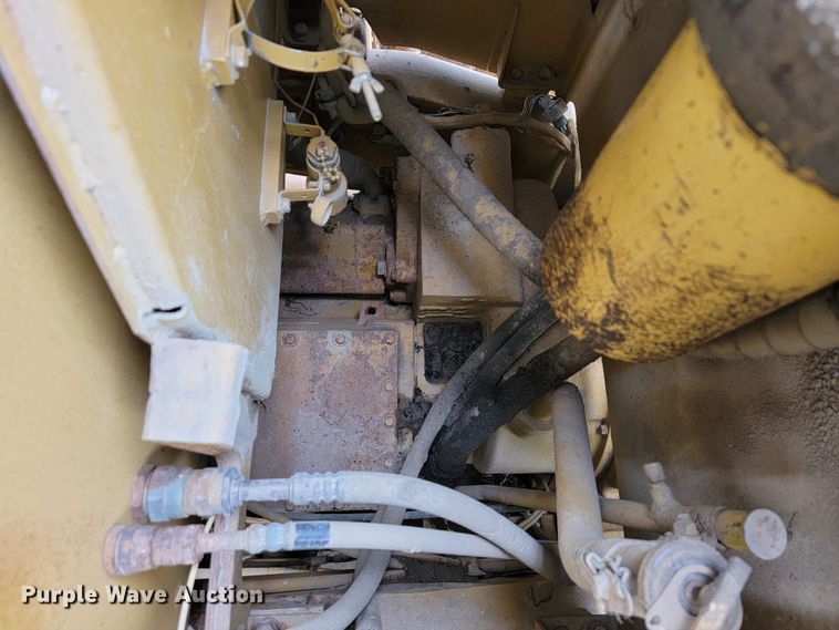 image for item IF9800 1994 Caterpillar 815B  soil compactor