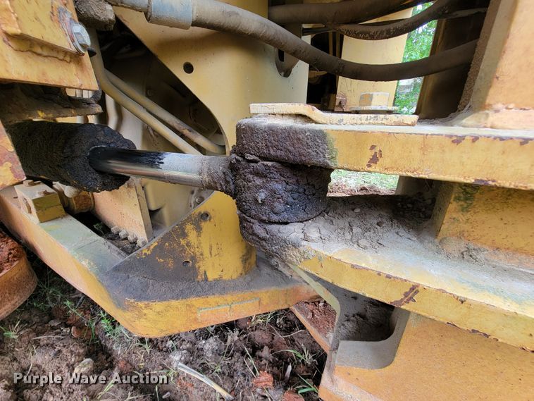 image for item IF9800 1994 Caterpillar 815B  soil compactor