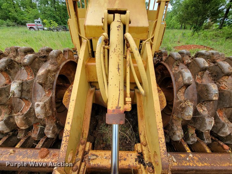 image for item IF9800 1994 Caterpillar 815B  soil compactor