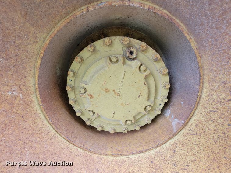 image for item IF9800 1994 Caterpillar 815B  soil compactor