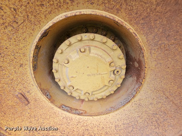 image for item IF9800 1994 Caterpillar 815B  soil compactor