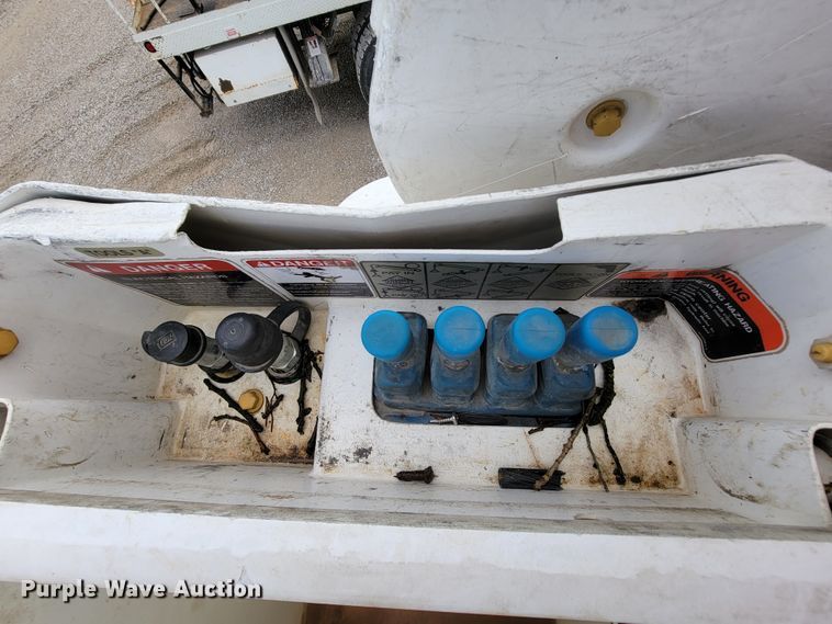 image for item IF9820 2011 Dodge Ram 5500  bucket truck