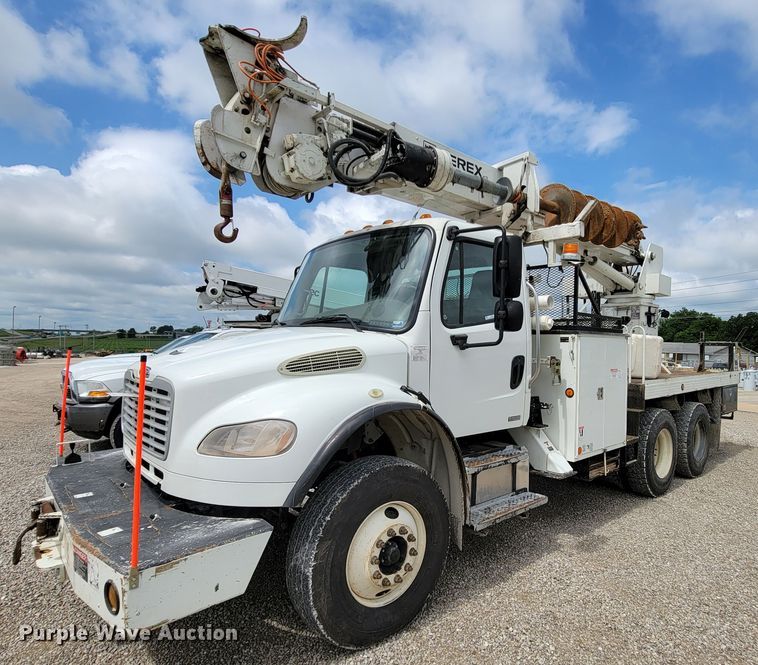 image for item IF9821 2009 Freightliner Business Class M2  digger derrick truck