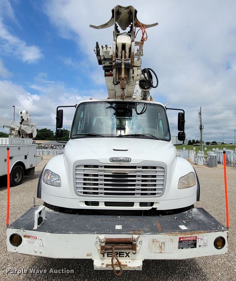 image for item IF9821 2009 Freightliner Business Class M2  digger derrick truck