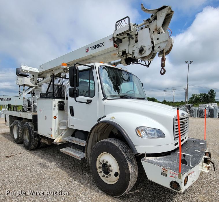 image for item IF9821 2009 Freightliner Business Class M2  digger derrick truck