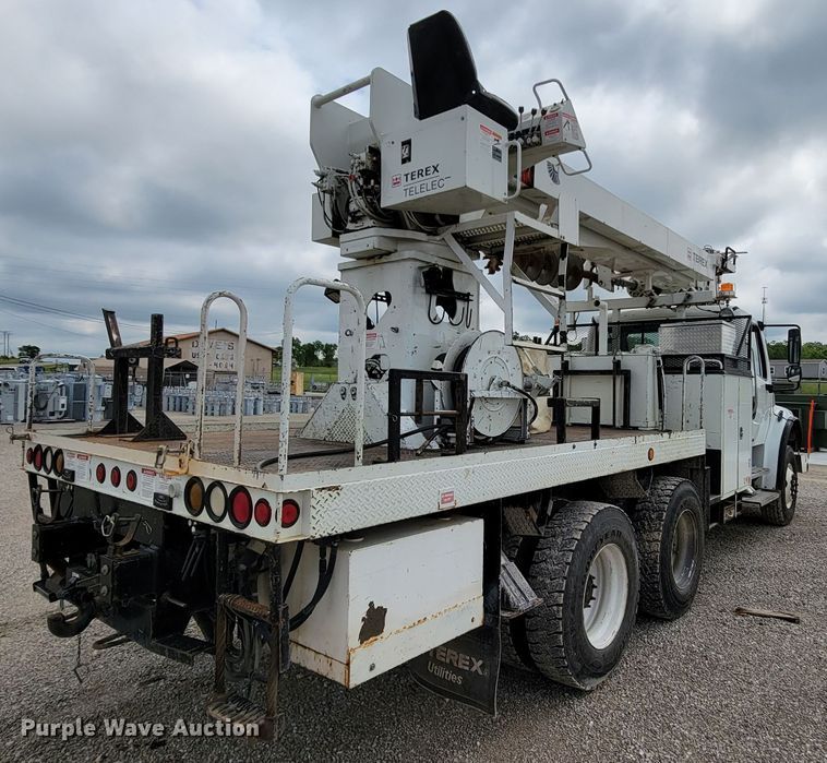 image for item IF9821 2009 Freightliner Business Class M2  digger derrick truck