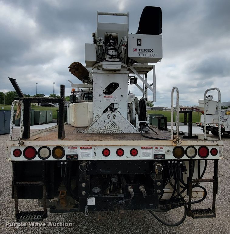 image for item IF9821 2009 Freightliner Business Class M2  digger derrick truck