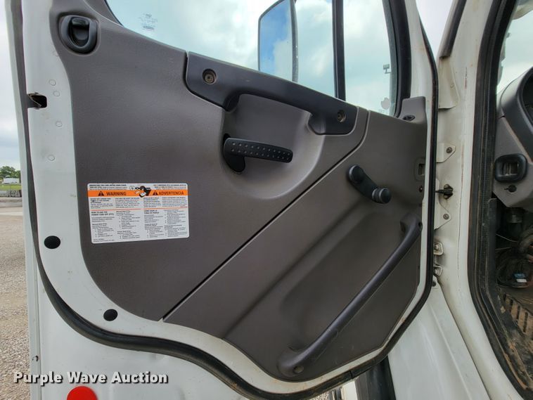 image for item IF9821 2009 Freightliner Business Class M2  digger derrick truck